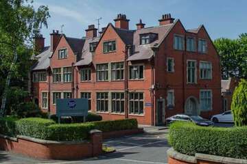 Accommodation at Broadfield Park Hotel in walsden railway station
