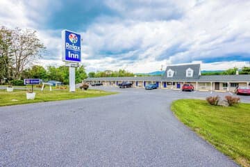 Accommodation at Relax Inn by OYO Natural Bridge I-81 in lf wade international airport