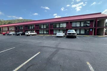 Accommodation at Hotel Red Rose by Townhouse Covington I-64 in lf wade international airport