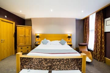 Accommodation at OYO Imperial Hotel in walney aerodrome