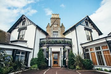Accommodation at Palm Court Hotel in aberdeen airport