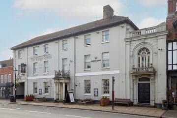 Accommodation at Kings Arms Hotel Westerham by Greene King Inns in london biggin hill airport