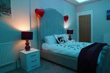 Accommodation at 2 Bed Flat - Sleeps 4 - Jacuzzi Bath - Parking in bradford