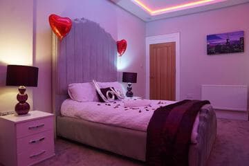 Accommodation at 1 Bed Flat - Sleeps 2 - Hot Tub - Parking - Wifi in bradford