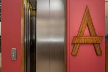 Accommodation at Amsterdam Hotel and a Bar in brighton city airport