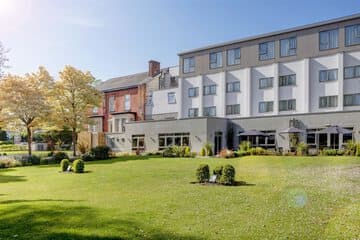 Accommodation at Best Western Plus Pinewood Manchester Airport-Wilmslow Hotel in woodford aerodrome