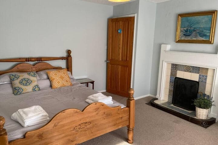 3 Bedroom Cottage Sleeps 5 Village Location Image 1