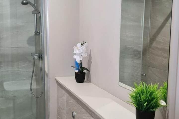 Leeds City Escape - Stylish Apartment Image 7