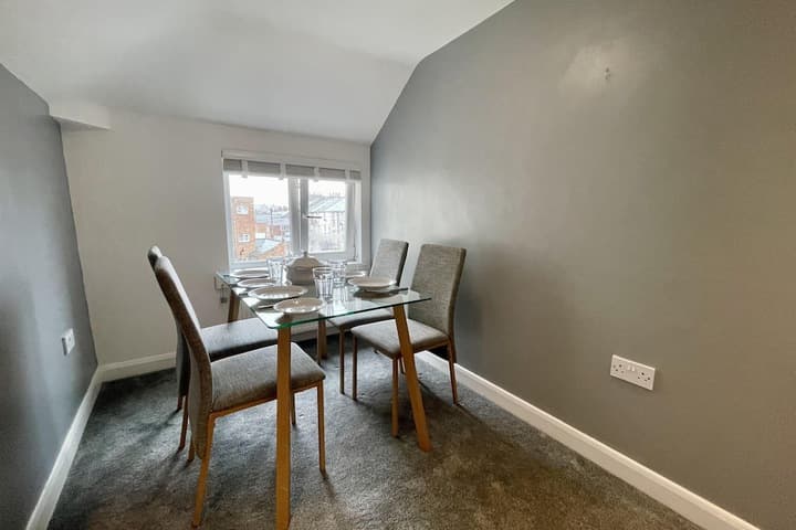 Impeccable 2-bed Apartment in Scarborough Image 11