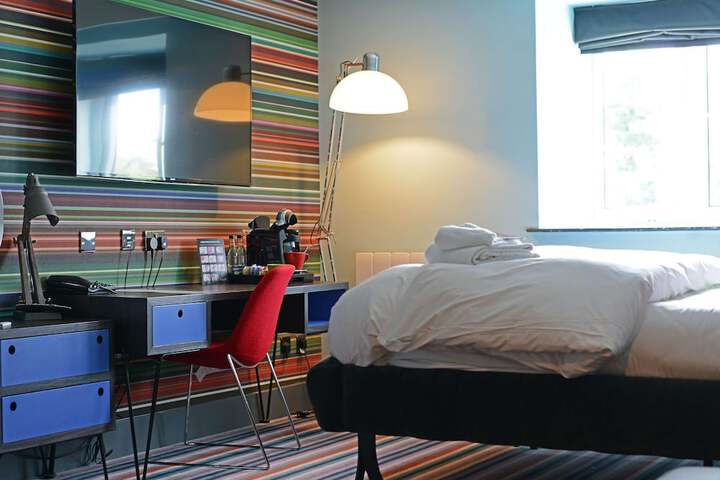 Village Hotel Leeds North Image 9