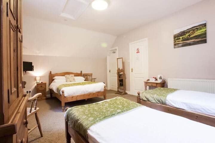 Ladybower Inn Image 3