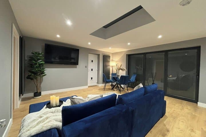 Sheffield-apartment-sleeps4-parking-hottub Image 6