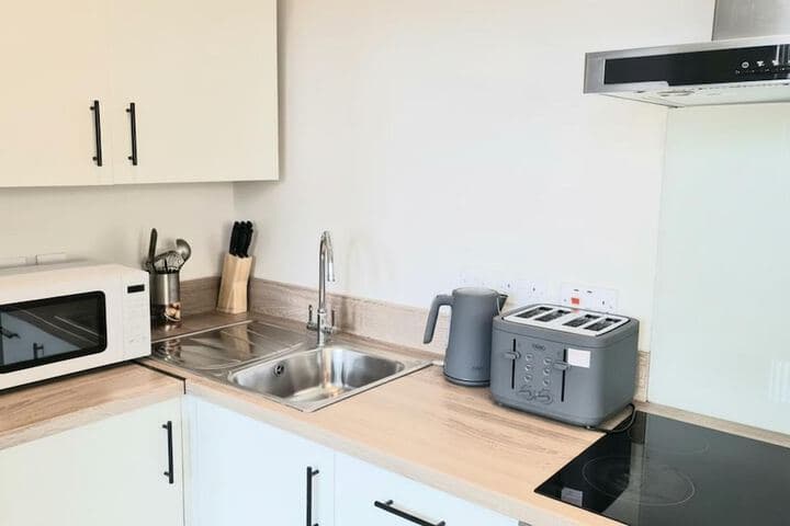 Leeds City Escape - Stylish Apartment Image 4