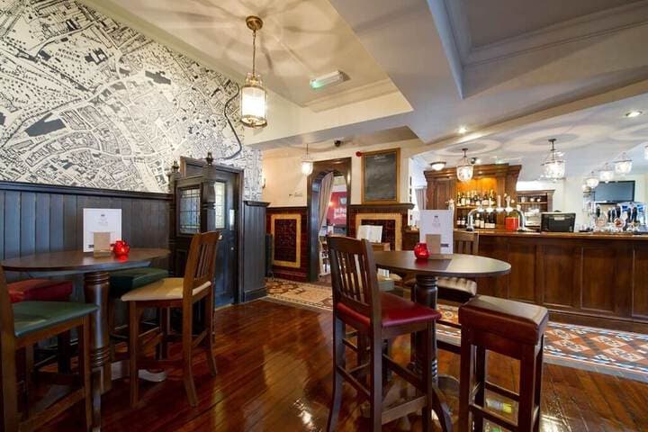 The Rose and Crown Image 4