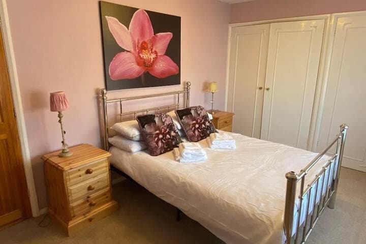 3 Bedroom Cottage Sleeps 5 Village Location Image 2