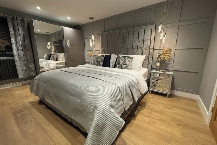 Sheffield-apartment-sleeps4-parking-hottub Image 2