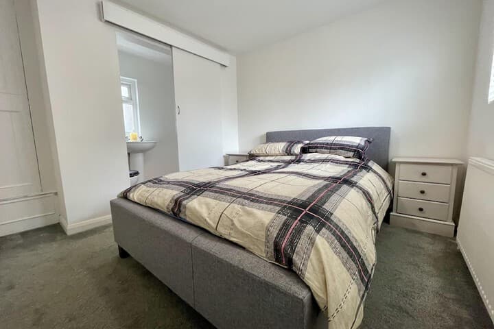 Impeccable 2-bed Apartment in Scarborough Image 4