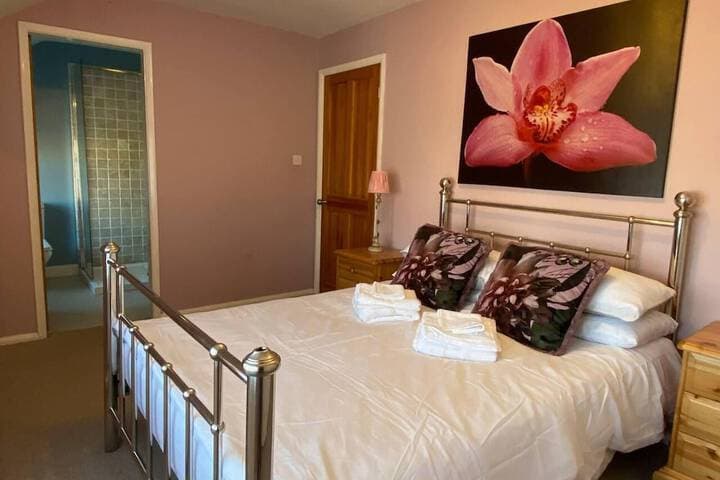 3 Bedroom Cottage Sleeps 5 Village Location Image 3