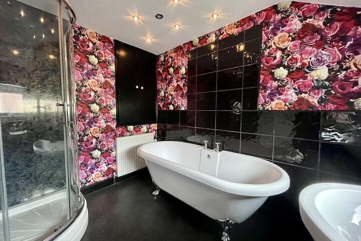 Impeccable 2-bed Apartment in Scarborough Image 9