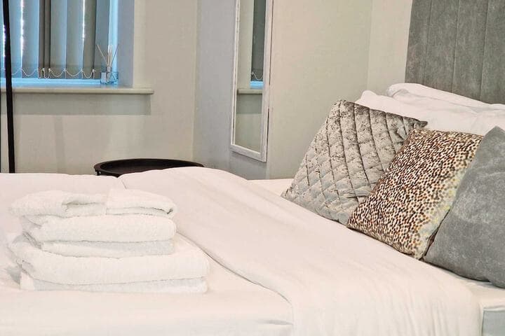 Leeds City Escape - Stylish Apartment Image 2