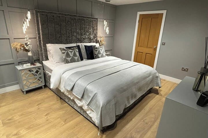 Sheffield-apartment-sleeps4-parking-hottub Image 4