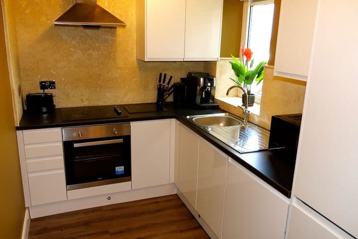 Sexy Luxurious Versace Apartment Near Sheffield Image 4