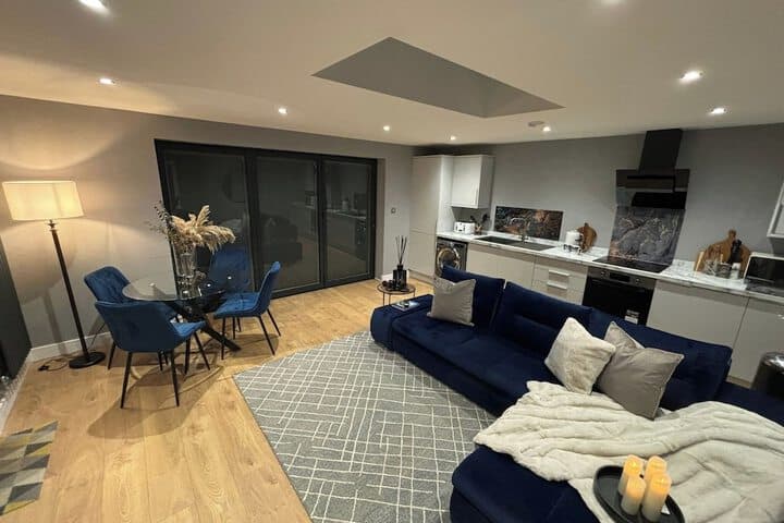 Sheffield-apartment-sleeps4-parking-hottub Image 7