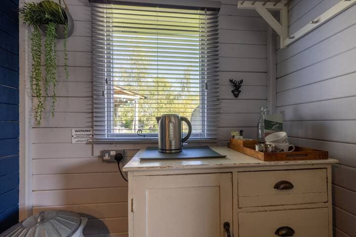 The Little Hide - Adult Only Camping Pods Image 10