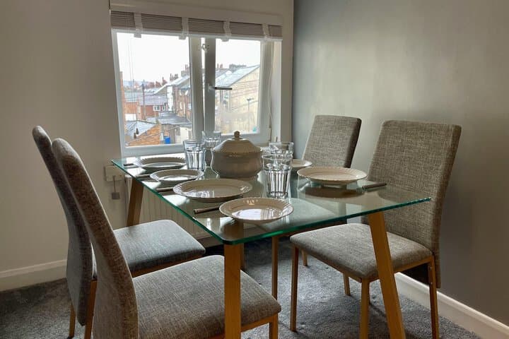 Impeccable 2-bed Apartment in Scarborough Image 10