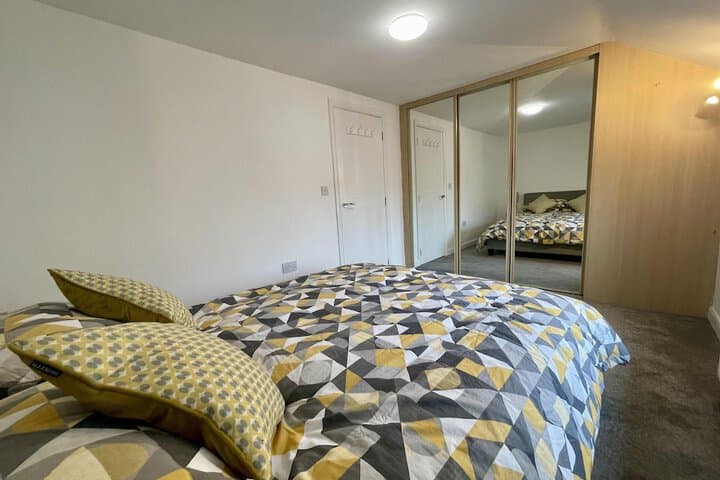 Impeccable 2-bed Apartment in Scarborough Image 2