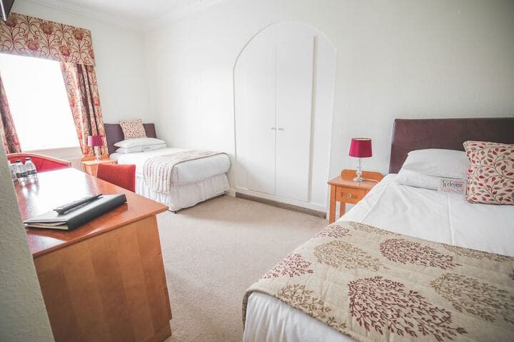 The Oak Wheel Pub Image 5