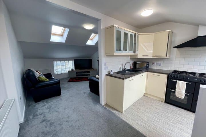 Impeccable 2-bed Apartment in Scarborough Image 6