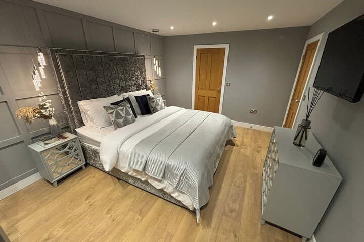 Sheffield-apartment-sleeps4-parking-hottub Image 5