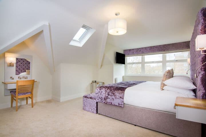 White Hart Hotel &  Apartments Image 7