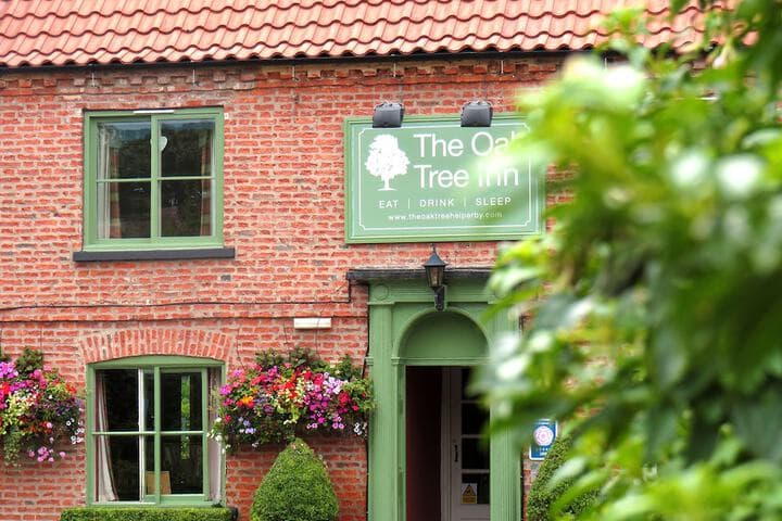 The Oak Tree Inn Image 1