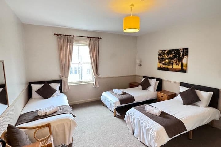 Queens Ground Image 11