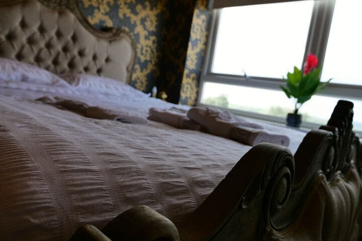 Sexy Luxurious Versace Apartment Near Sheffield Image 3