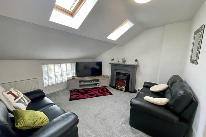 Impeccable 2-bed Apartment in Scarborough Image 8