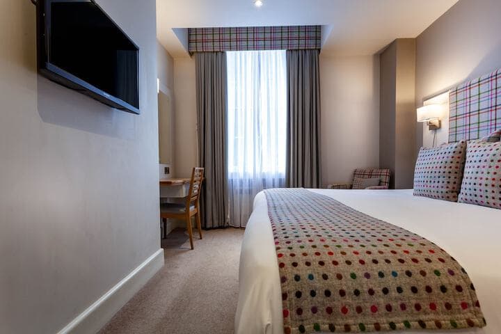 White Hart Hotel &  Apartments Image 6