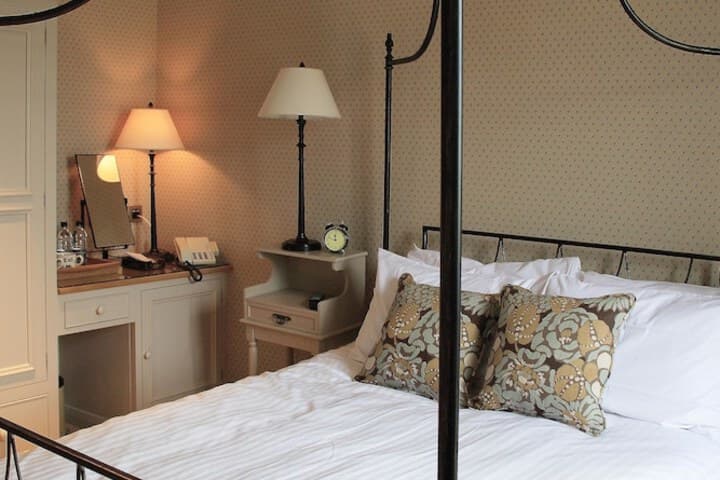 The Wheatley Arms Image 12