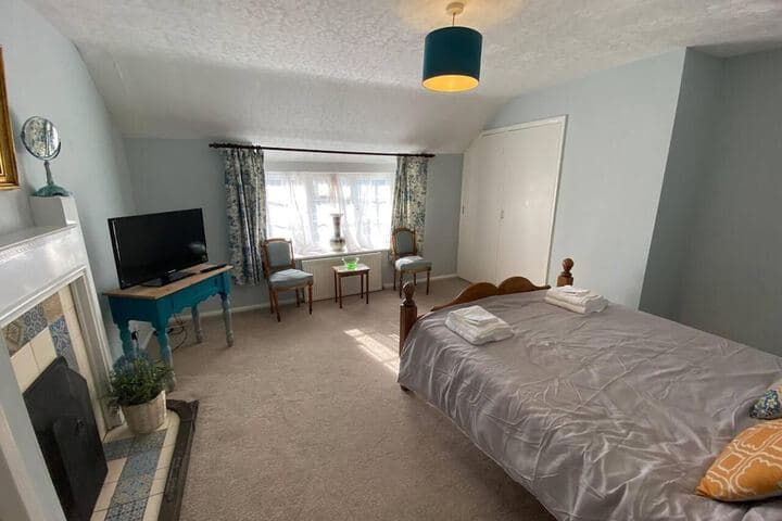 3 Bedroom Cottage Sleeps 5 Village Location Image 6