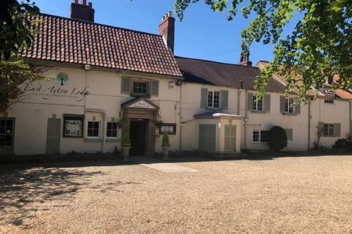 East Ayton Lodge Hotel Image 1