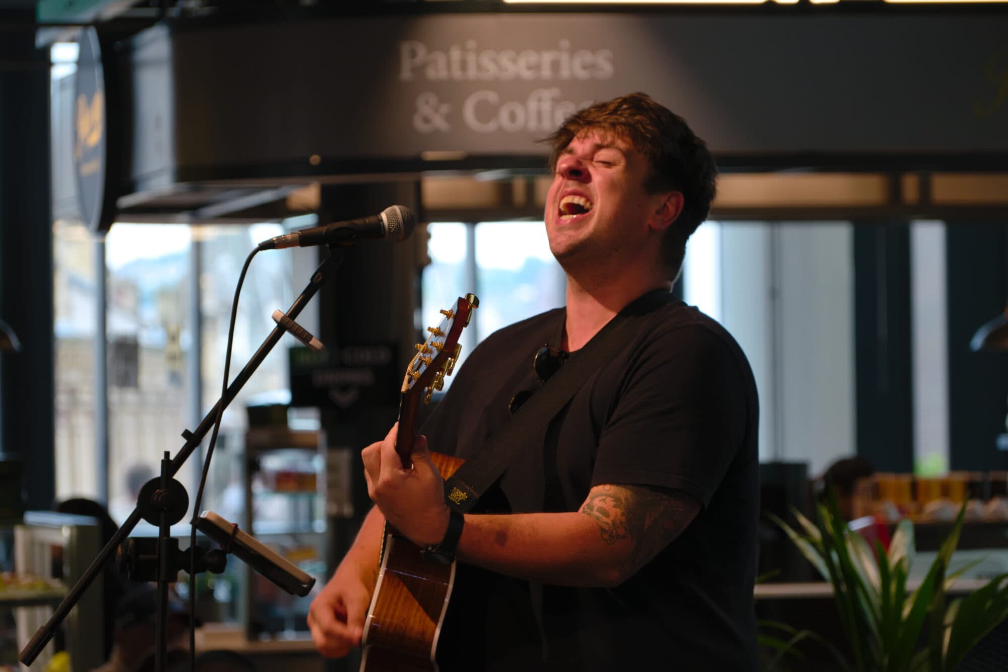 Buskers and Arts &amp; Crafts Bring Darley Street Market to Life