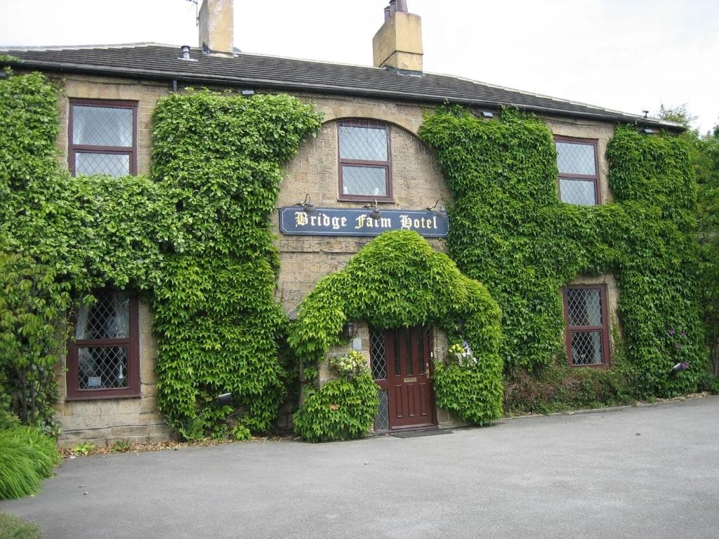 Accommodation at Bridge Farm Hotel in woodlesford railway station