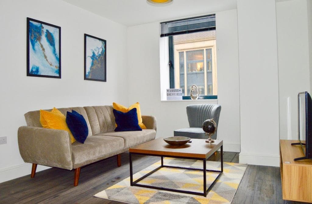 Accommodation at Sleeps 5 with 2 bedrooms and sofabed, perfect for work or leisure, stylish spacious city centre apartment, book our Queen Suite, today! in sheffield