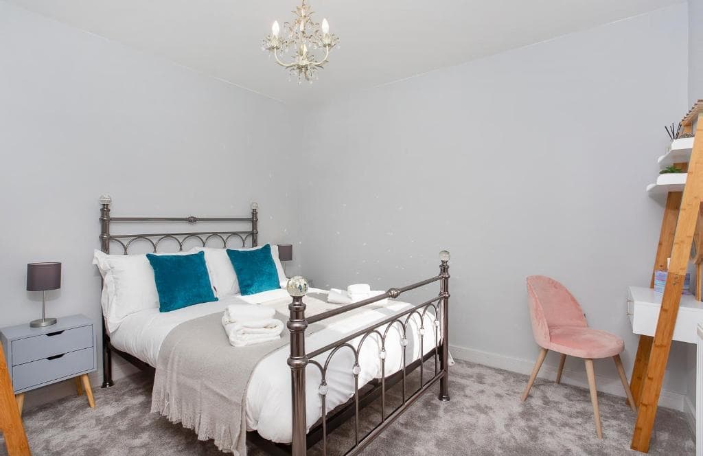 Accommodation at The Luxury Potting Shed with Free Parking! in york