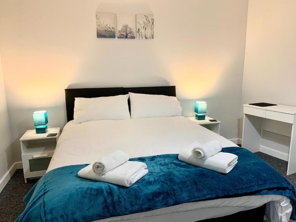 Accommodation at Lark - Sleeps 6, secure parking! Perfect for city centre working or leisure in Trendy Kelham Island, in sheffield