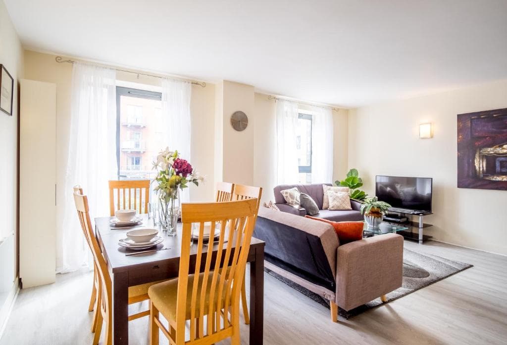 Accommodation at KING SIZE Bed, 2 Bath, FREE PARKING & WiFi in sheffield