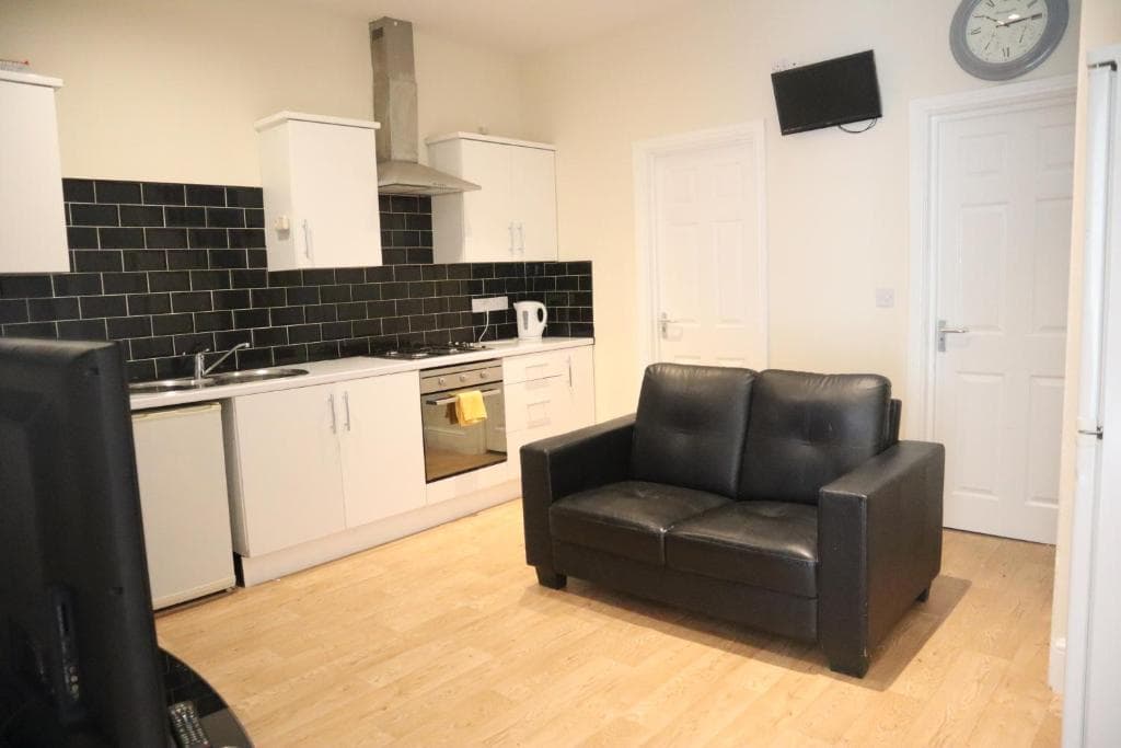 Accommodation at 4 Bed/City Centre/Fast WiFi/Spacious Apartment in nether edge