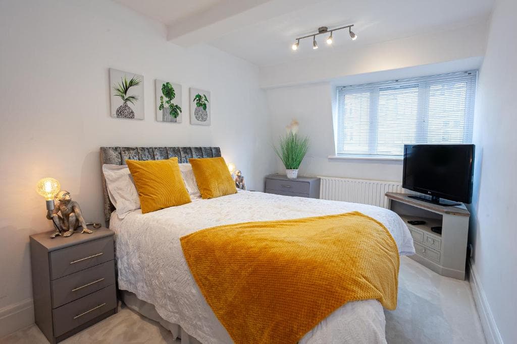Accommodation at Cosy 2 Bed Apartment - Close to Leeds Centre in moortown